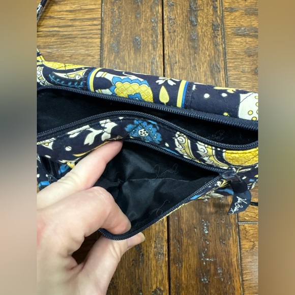 Vera Bradley crossbody gallery trifold wallet Ellie Blue pattern, used 7.5”x5” - Picture 8 of 8